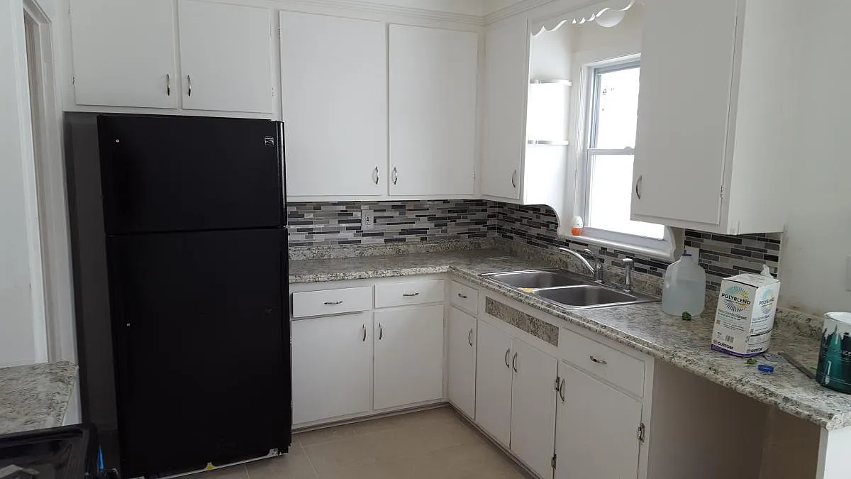 27125 Forestview Ave photo 1