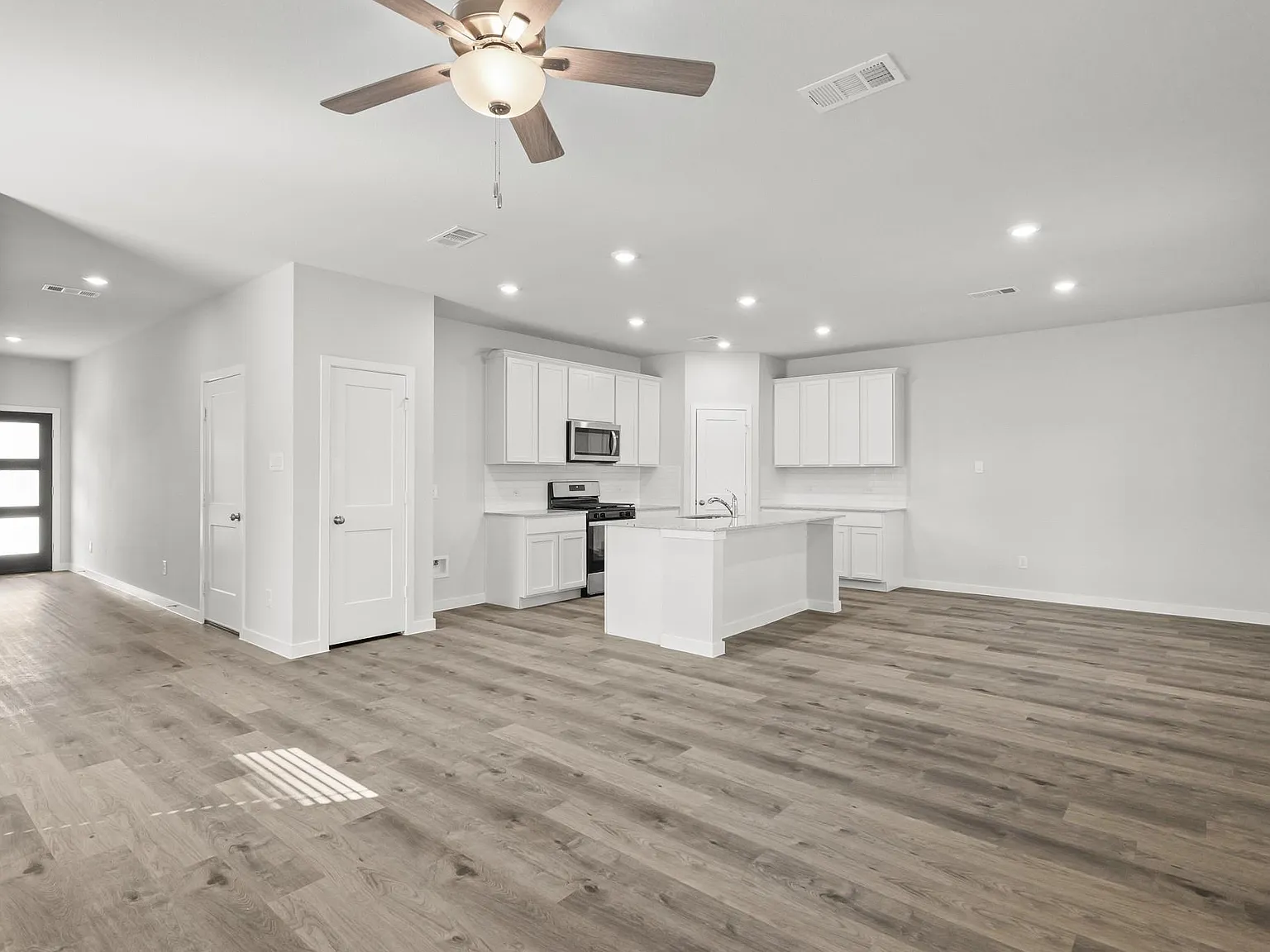 4 bed, 2.5 bath, 1897 sqft, $2,400 — Photo 2