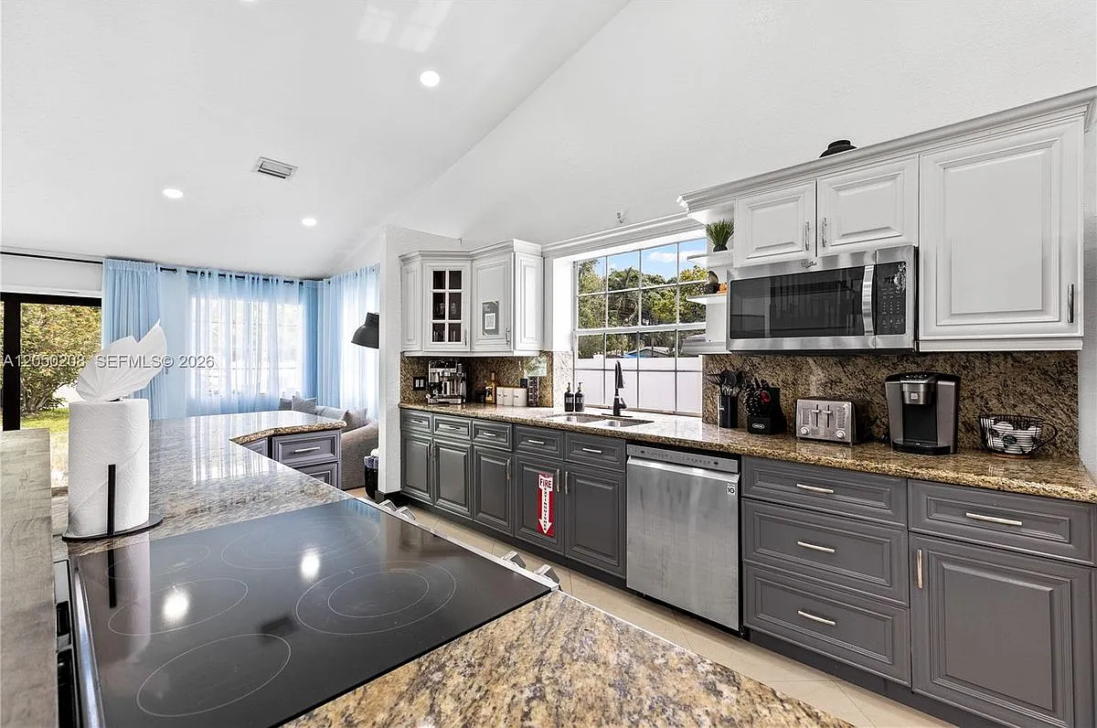 4 bed, 2.0 bath, 2026 sqft, $5,500 — Photo 4