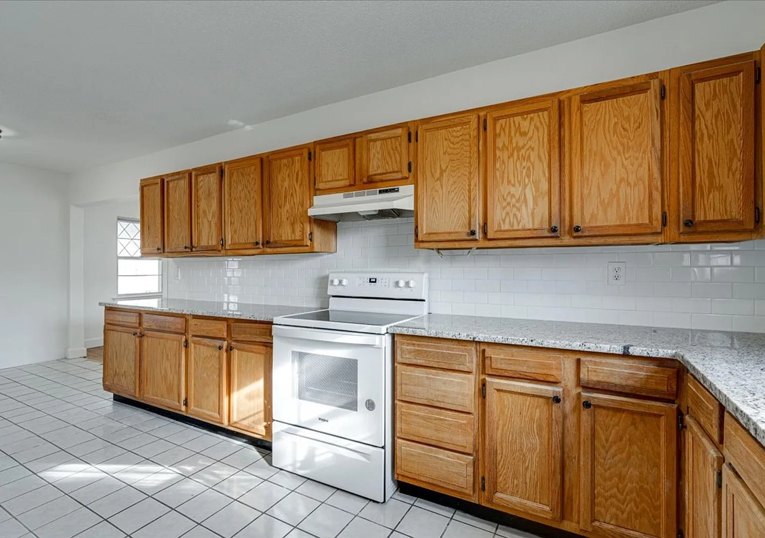 Spacious 3bed/1.5bath for rent in East Ridge! — Photo 2
