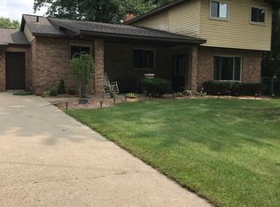 1135 Lochaven Rd, Waterford, MI 48327