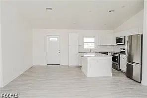 3 bed, 2.0 bath, 1417 sqft, $2,100 — Photo 4