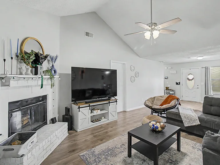 703 Woods Ct — Photo 5