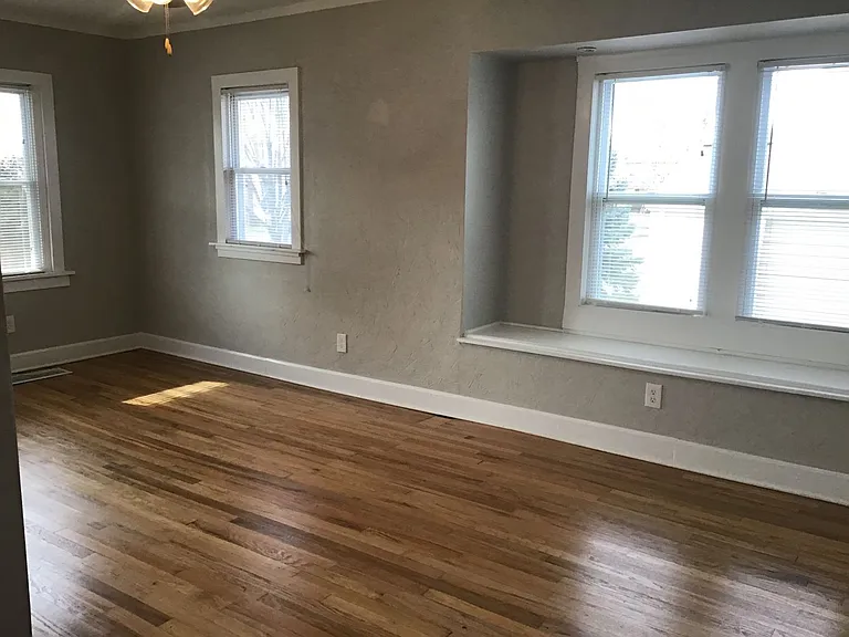 14704 Delaware Ave — Photo 4