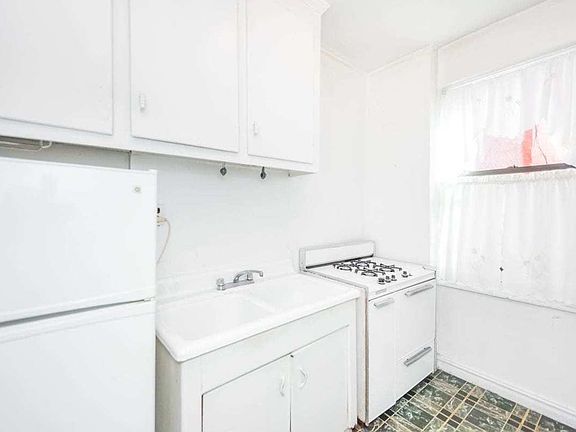 4th image of 3006 29th St APT 2P