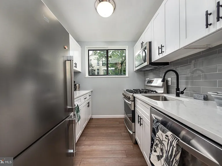 305 C St NE #104 — Photo 11