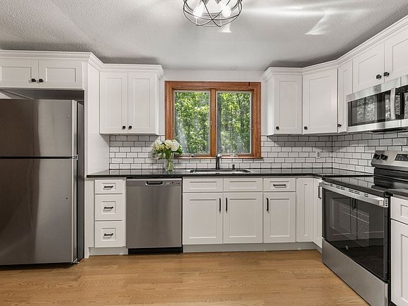 3rd image of 114 King Arthur Dr