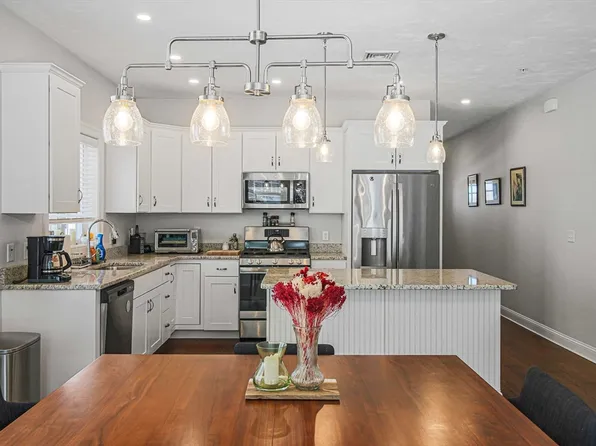 831 Ledgewood Way #831, Clinton, MA 01510