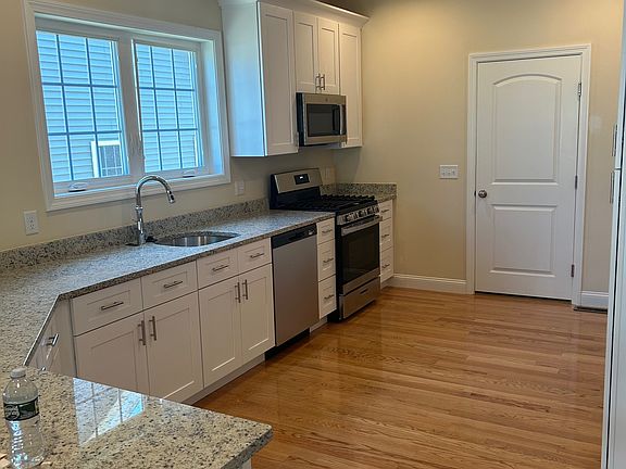 3rd image of 179D Crownshield Ave #13-D