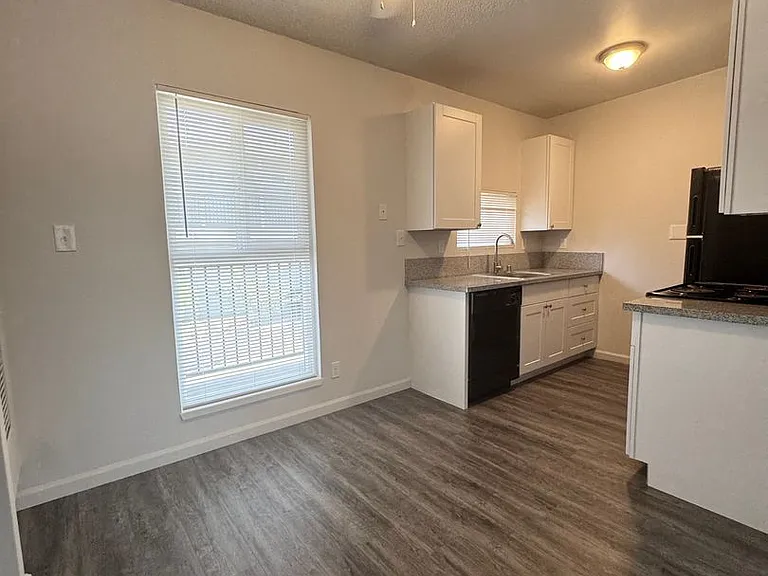 1445 Magnolia Ave — Photo 3