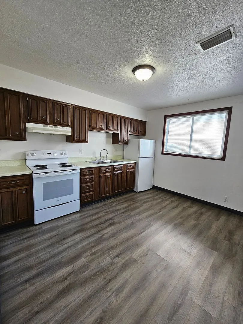 Evergreen Apartments — Photo 1