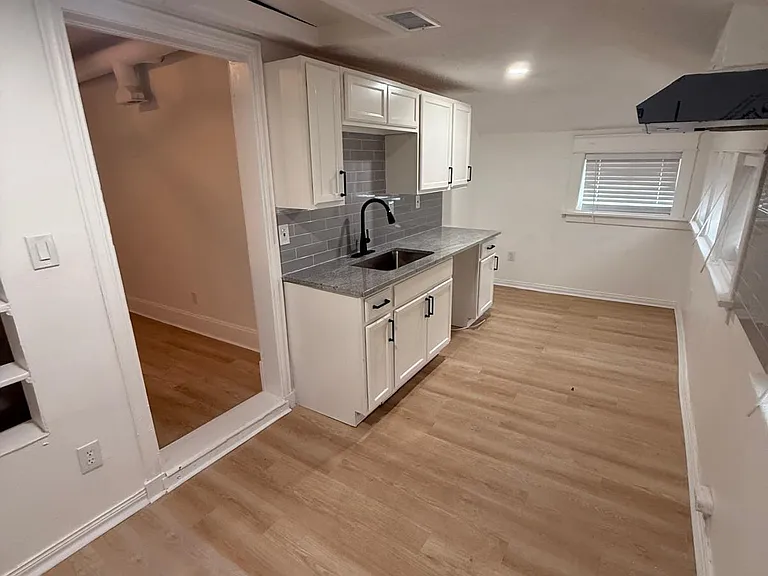 3333 Gillham Rd — Photo 2