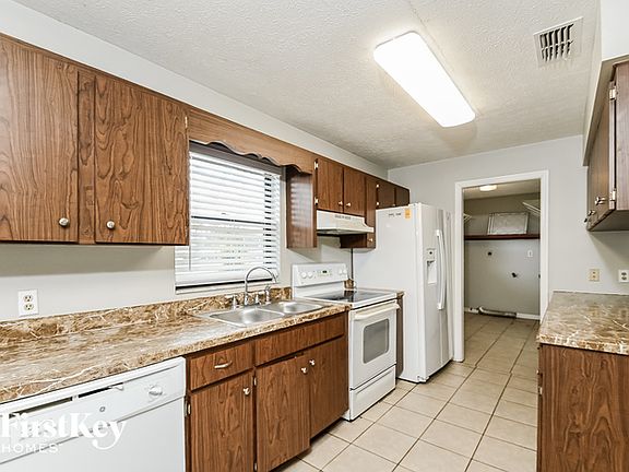 5th image of 1809 E Camp Ct