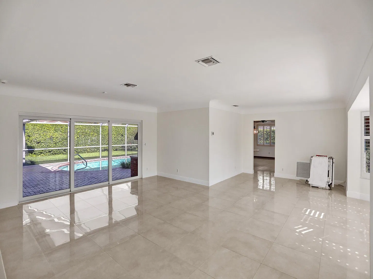 3 bed, 2.0 bath, 1638 sqft, $4,999 — Photo 3