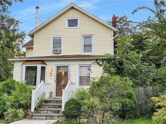 2nd image of 915 Roanoke Ave