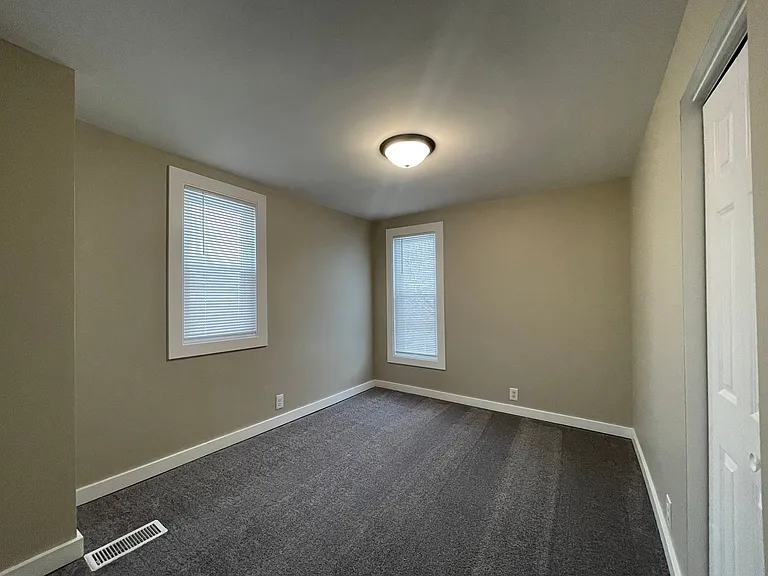 852 Lafayette Ave NE — Photo 16