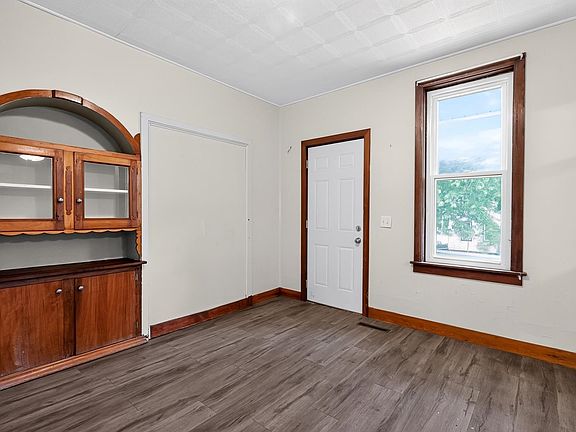 2nd image of 901-903 2nd St