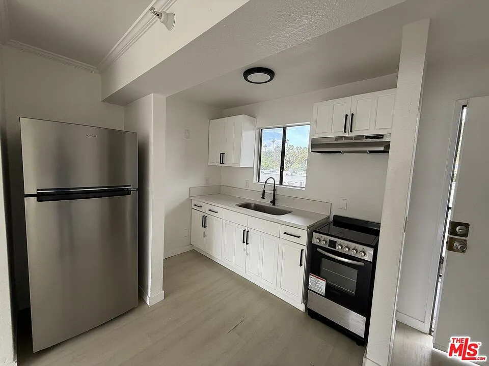 1 bed, 1.0 bath, $1,990 — Photo 3