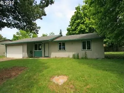 1035 NE Lilac Ct photo 1