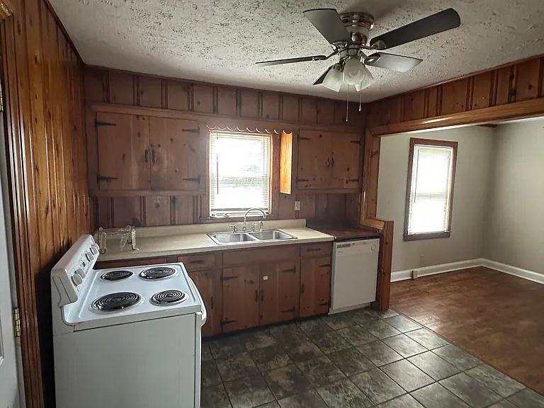 135 Willis Ave — Photo 29