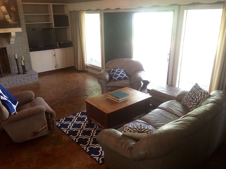 Den w/gas FP, concrete floor