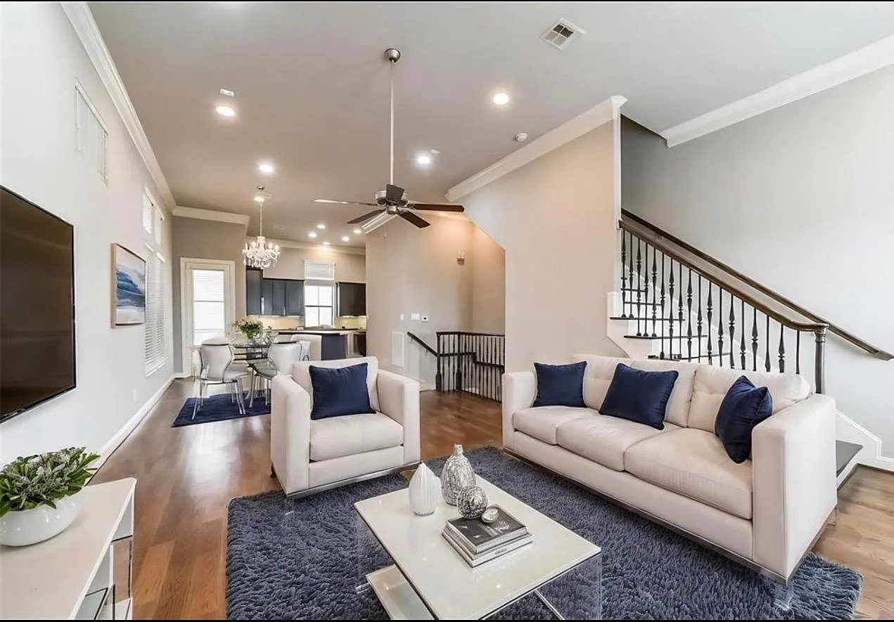 3 bed, 3.5 bath, 2112 sqft, $2,700 — Photo 1