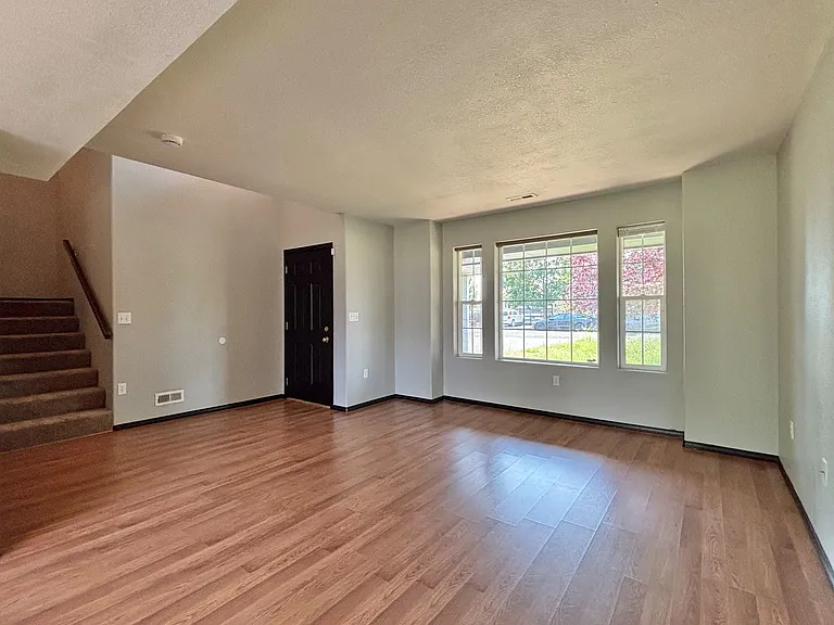 905 E Spence St — Photo 5