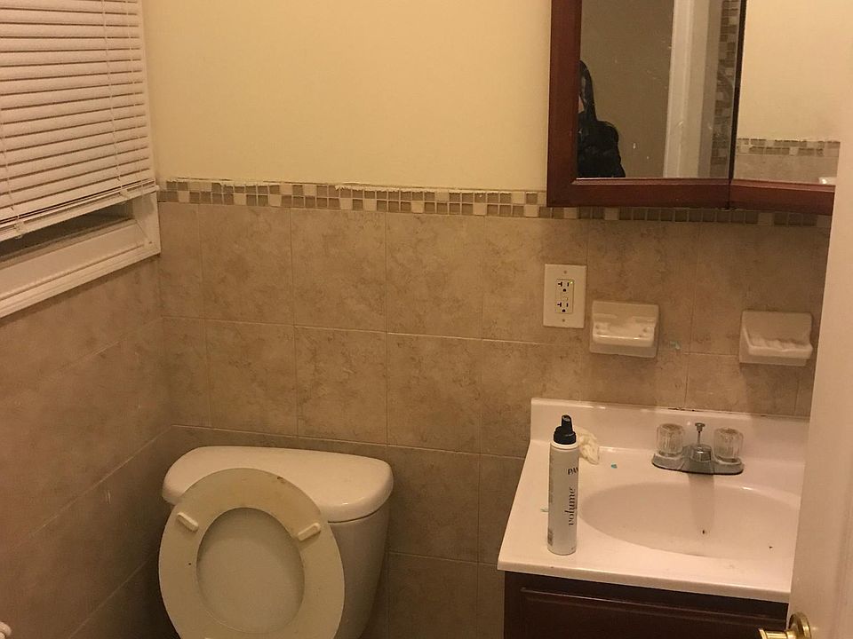 2nd image of 810 22nd St #2D