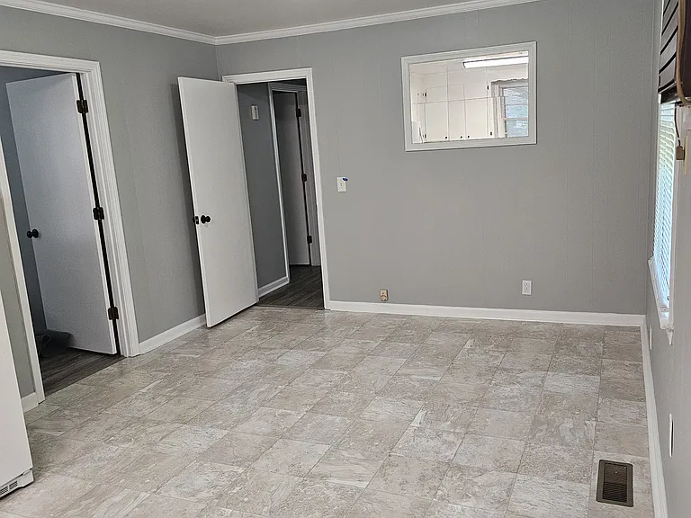 627 W Meade Blvd — Photo 5