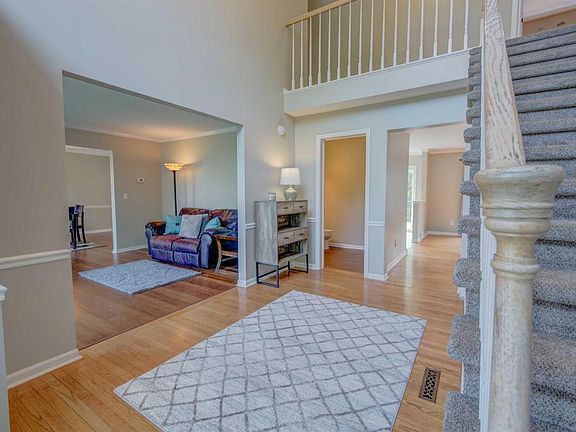 3rd image of 60546 Woodstock Dr