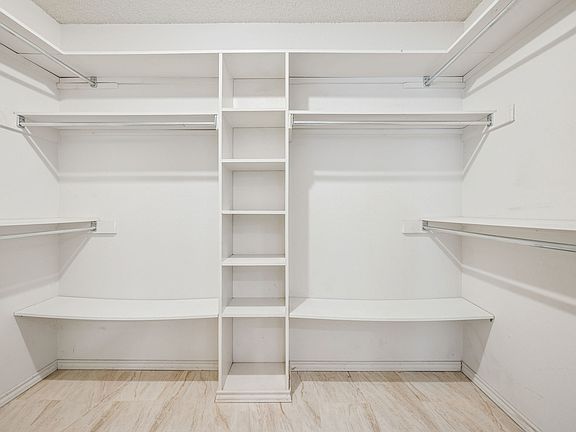 3rd image of 4203 Meadow Ridge Dr