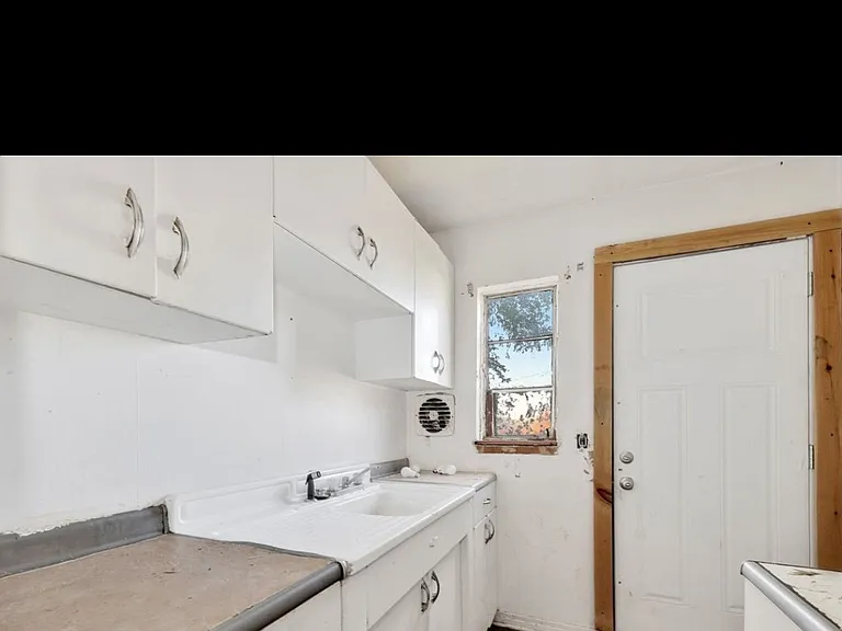 619 S Hunter St — Photo 2