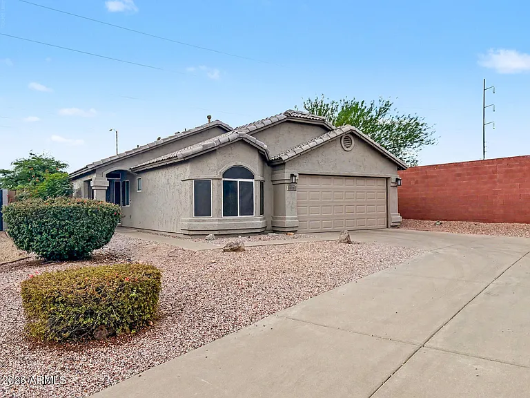 1119 E Pontiac Dr — Photo 31