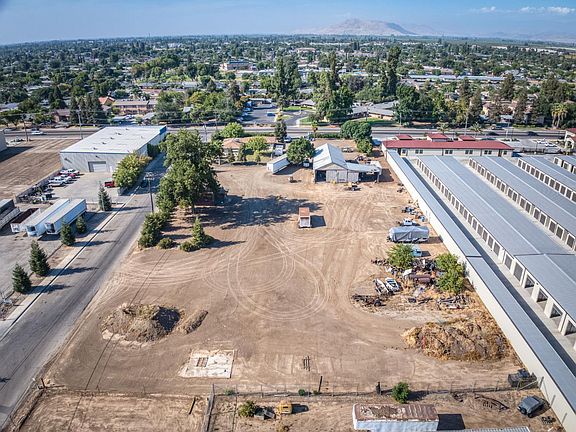 2nd image of 1055 E Dinuba Ave