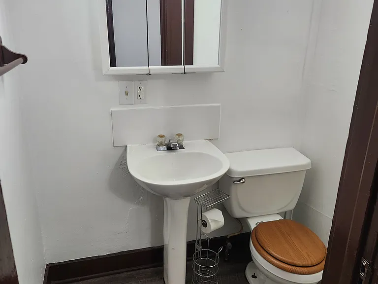 307 W Chestnut St #C — Photo 12
