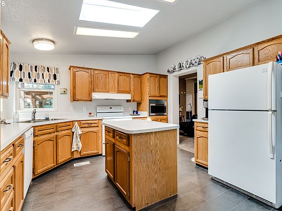 5th image of 403 Carol St