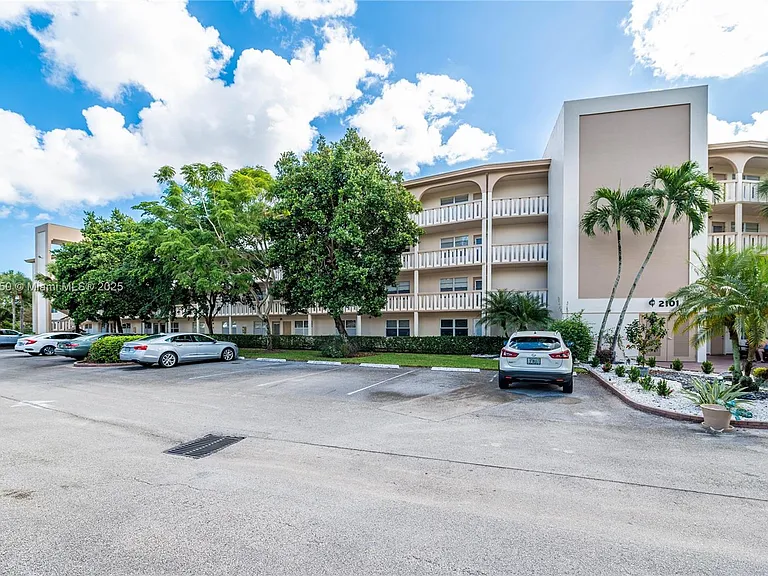 2101 Lucaya Bnd #C1 — Photo 1