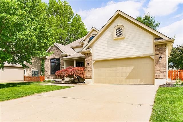 1st image of 141 SE Somerset Dr