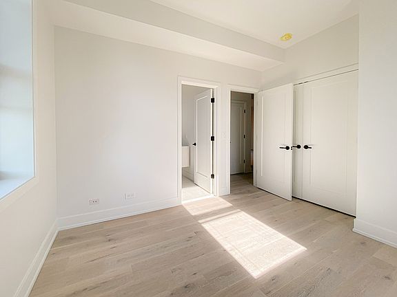3rd image of 1336 W Bryn Mawr Ave #B