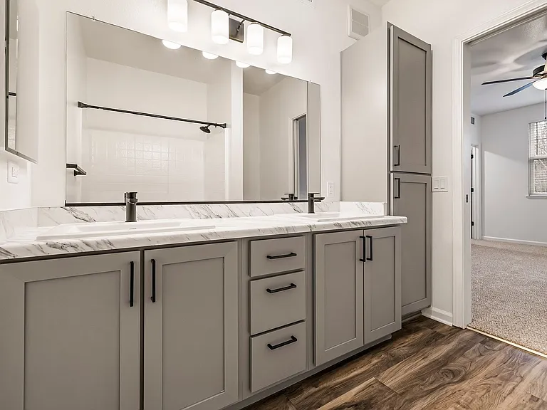 Sterling Oaks Luxury Apartments — Photo 75