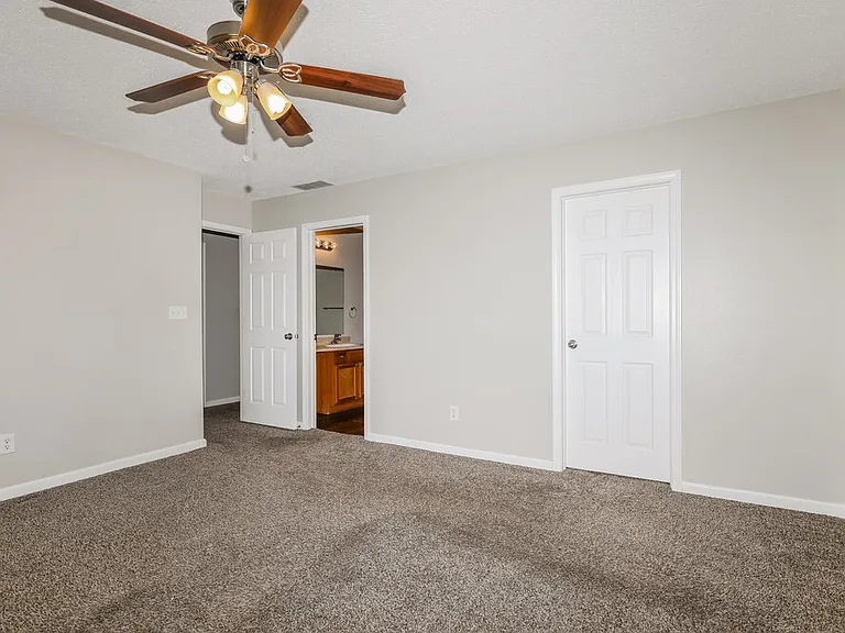 672 Cloverfield Ln — Photo 10