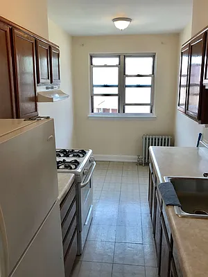 Rented by Halvatzis Realty | media 8