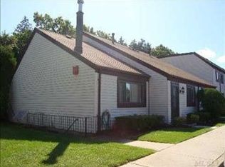 19 Monet Ct, Middle Island, NY 11953