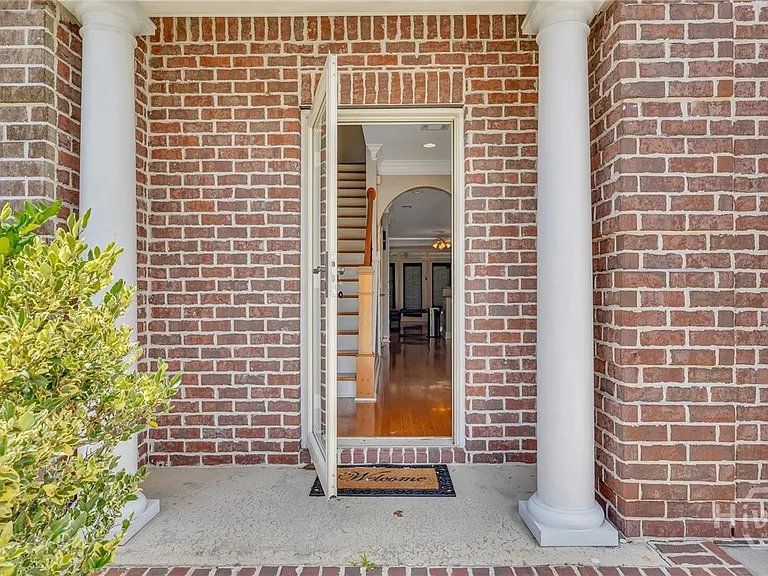 124 Ventura Pl — Photo 2