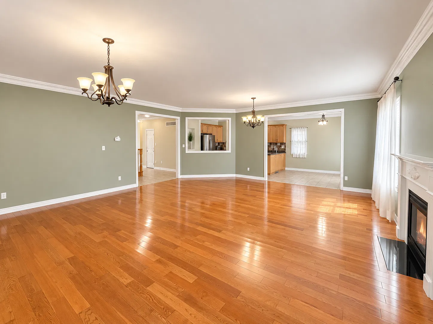 4 bed, 2500 sqft, $3,099 — Photo 4