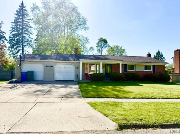 2784 Red Arrow Dr, Commerce Township, MI 48382