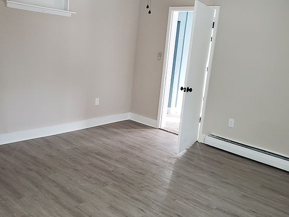 5th image of 634 W Grand River Ave