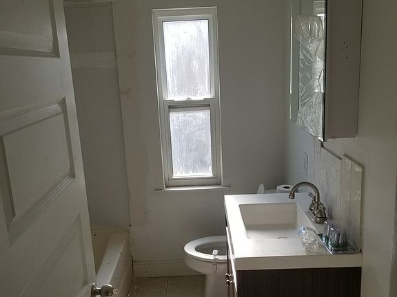 3rd image of 159 W Glen Ln