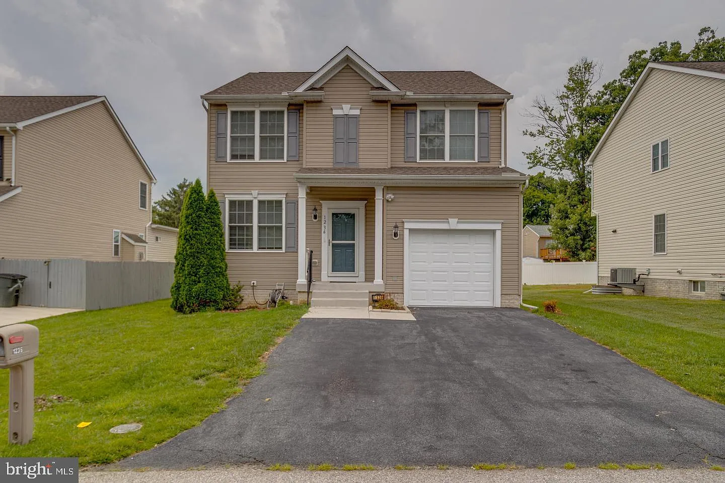 4 bed, 4.0 bath, 1996 sqft, $3,800 — Photo 2