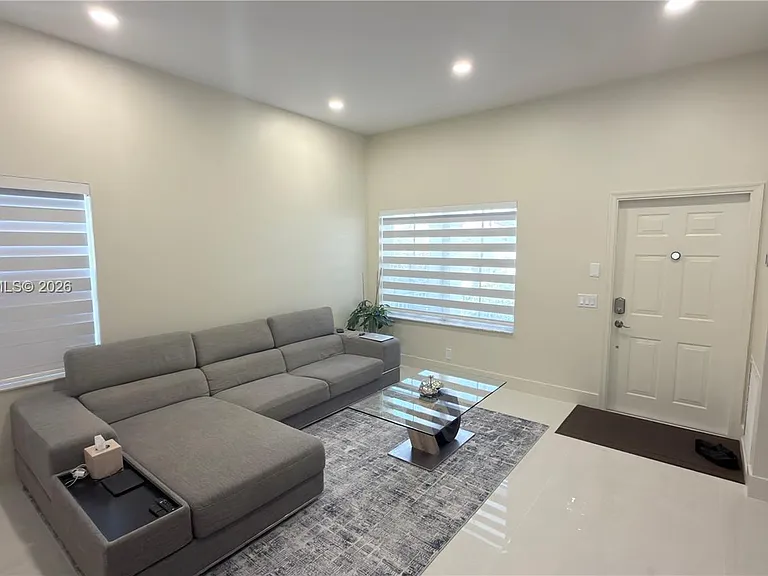 692 Maplewood Ct — Photo 2